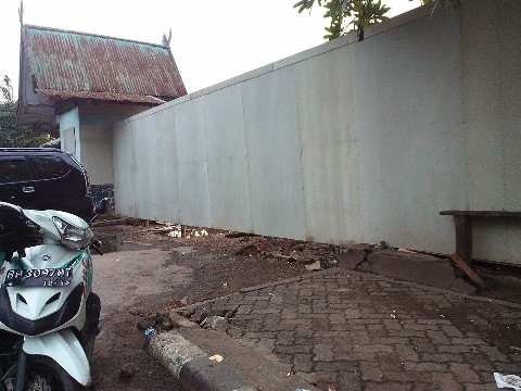 Eks Terminal Simpang Kawat yang sudah dipagari oleh Pemkot Jambi. Eks terminal ini akan segera berubah fungsi menjadi mall